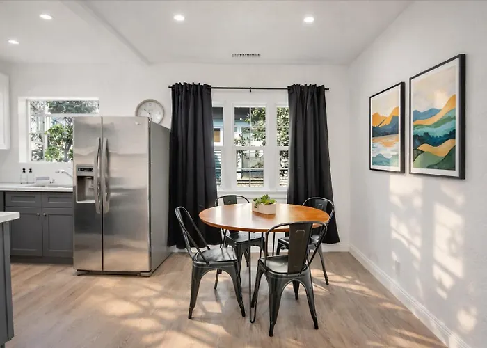 Charming Pasadena Home 2Br, Yard & Fast Wi-Fi